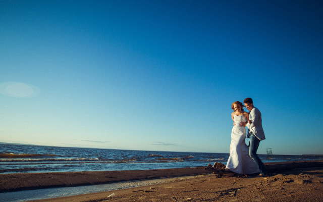 Bride groom beach ocean sky free wallpaper - medium preview image