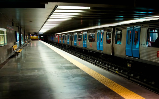 Subway station people tiltshift almada free wallpaper - medium preview image