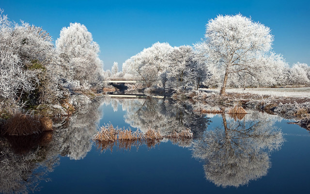 Snowy lake bridge impressionist winter free wallpaper - medium preview image