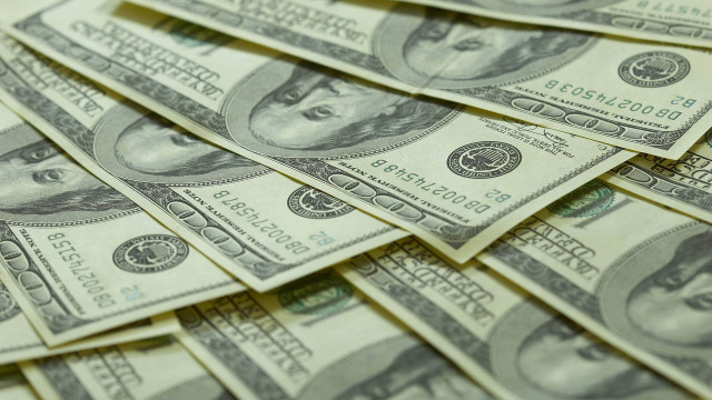 Twenty dollar bills table clock free wallpaper - medium preview image