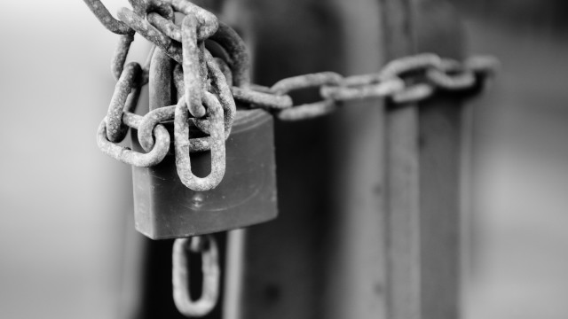 Chain gate padlock ambient occlusion free wallpaper - medium preview image