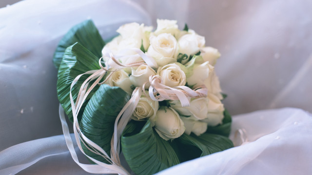 White flowers bouquet roses lily free wallpaper - medium preview image