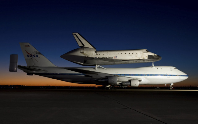 Large jetliner space shuttle runway free wallpaper - medium preview image
