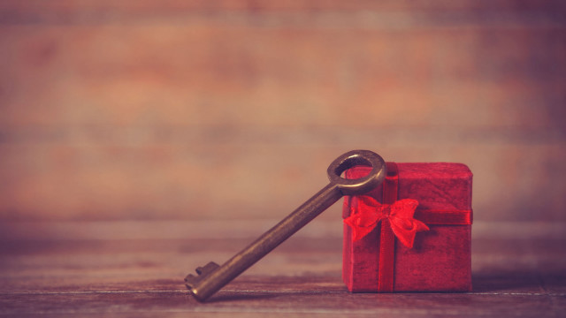 Red box key bow outdoors free wallpaper - medium preview image