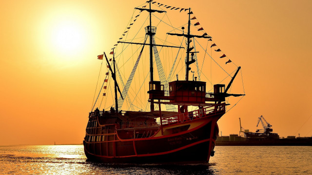 Large boat sunset ocean cloud free wallpaper - medium preview image