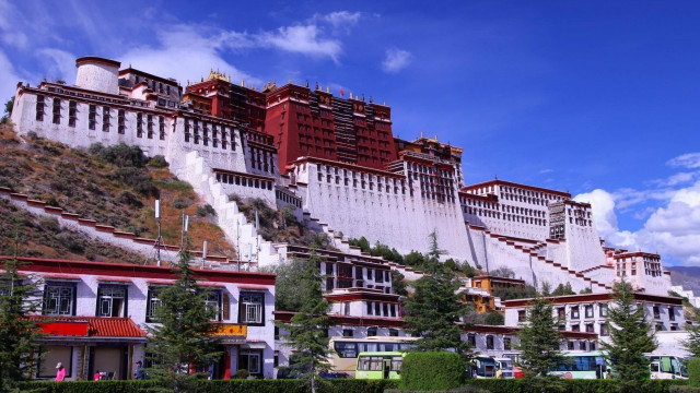 Large building hill red roof free wallpaper - medium preview image