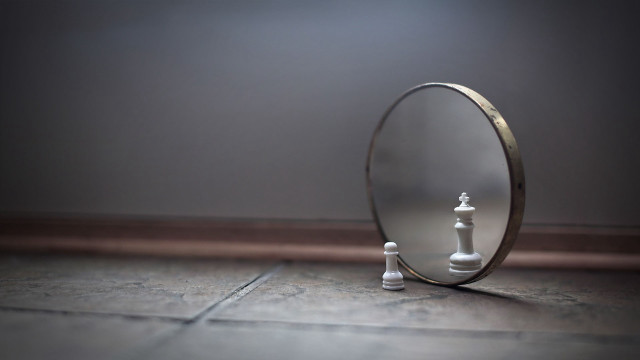 Mirror chess reflection figurativism microscopic free wallpaper - medium preview image