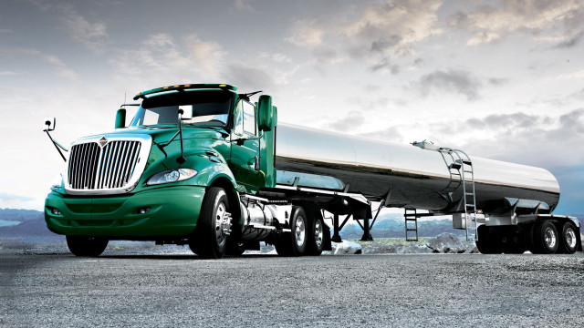 Green semi truck tanker detailed free wallpaper - medium preview image