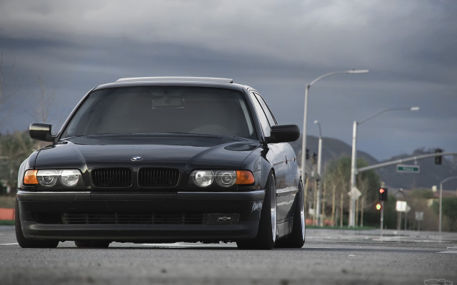 Black car traffic light street free wallpaper - medium preview image