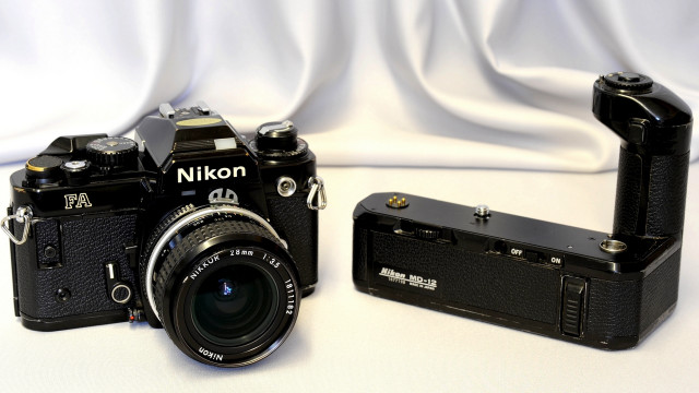 Camera flashdrive stilllife vehicle whitebackground free wallpaper - medium preview image