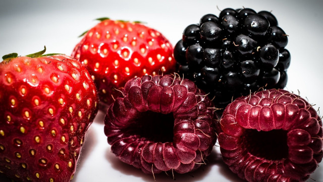 Berries blackberry plate strawberry cake free wallpaper - medium preview image