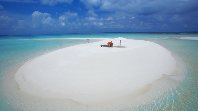 Beach ocean clouds sky people free wallpaper - medium preview image