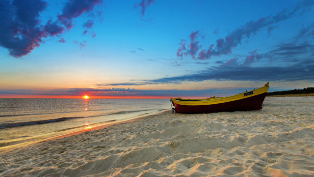 Boat sandy beach ocean sunset free wallpaper - medium preview image