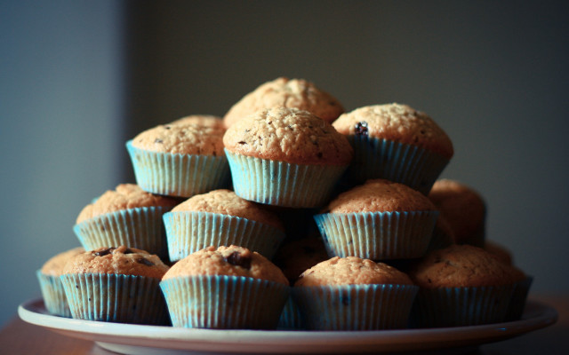 Muffins plate basket blue background free wallpaper - medium preview image