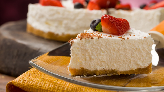 Cheesecake strawberries food photography blurry free wallpaper - medium preview image