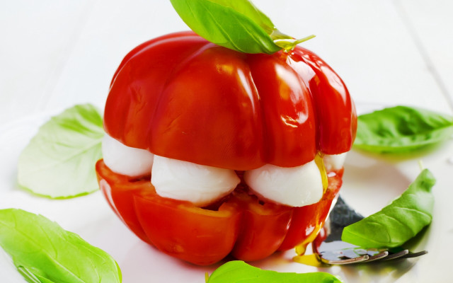Tomato face mozzarella basil plate free wallpaper - medium preview image