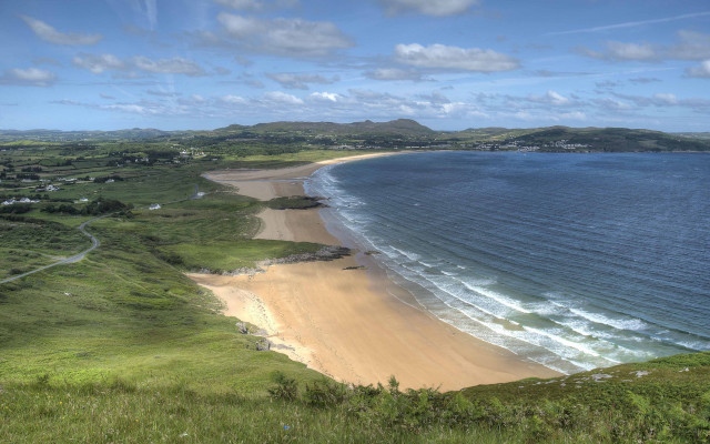 Beach sandy shore grassy hill free wallpaper - medium preview image