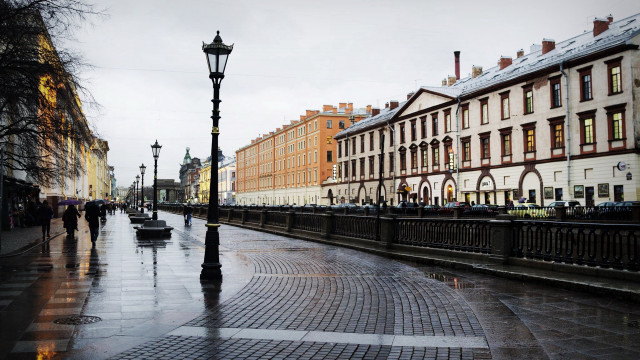 Wet street lamp post buildings free wallpaper - medium preview image