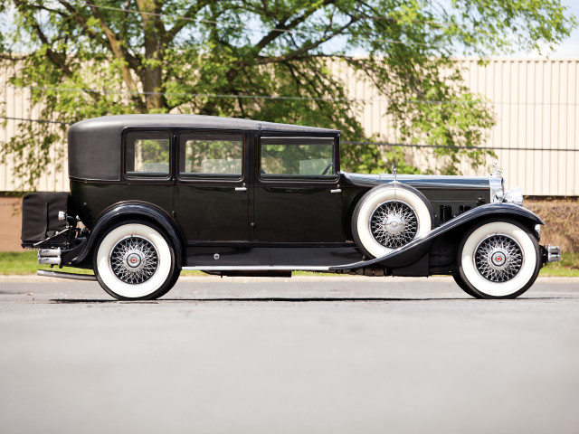 Old model car parked street free wallpaper - medium preview image
