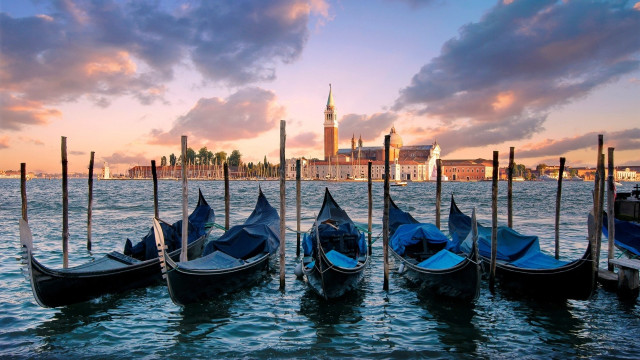 Gondolas city sunset matte cinematic free wallpaper - medium preview image
