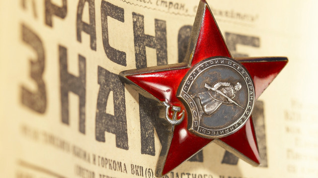 Red star medal chain newspaper free wallpaper - medium preview image