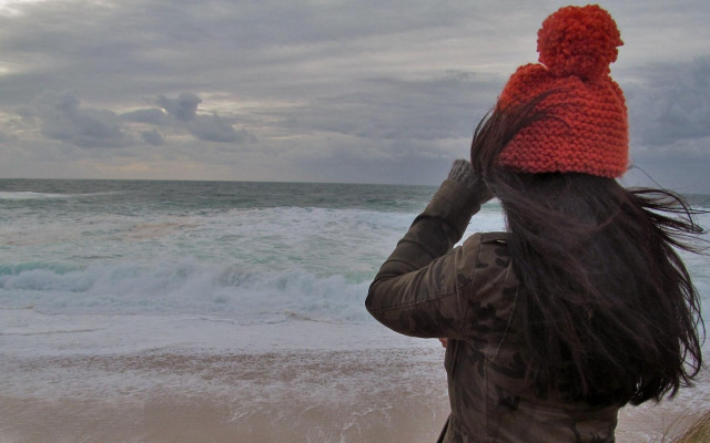 Woman red hat beach ocean free wallpaper - medium preview image