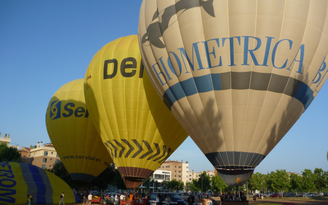 Hot air balloons city street free wallpaper - medium preview image