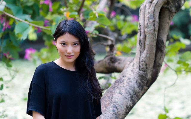 Woman tree frisbee portrait blurry free wallpaper - medium preview image