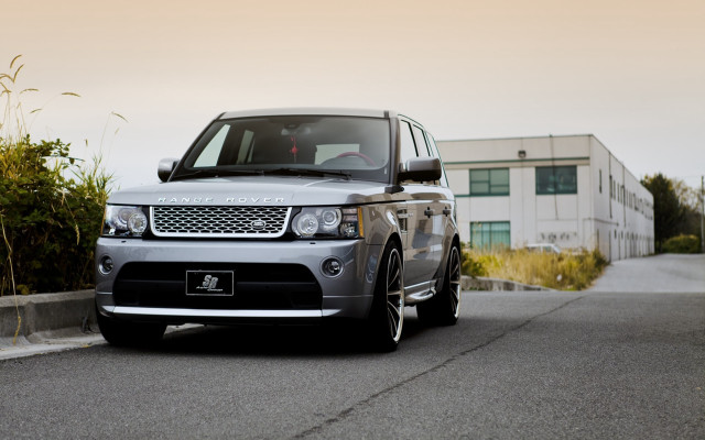 Silver range rover street parking free wallpaper - medium preview image