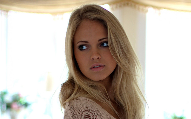 Anna maria blonde blue eyed free wallpaper for desktop - medium preview image