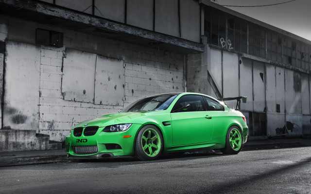 Green car graffiti building 3d free wallpaper - medium preview image