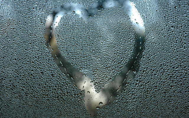 Heart window condensation waterdrops macro free wallpaper - medium preview image