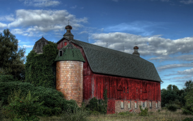 Red barn green roof two free wallpaper - medium preview image