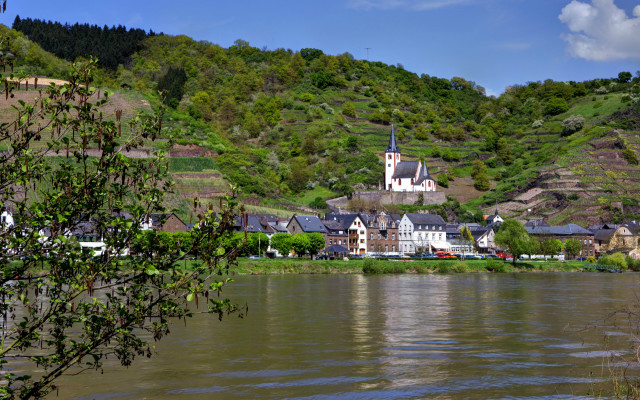 Hilltop town river view tilt free wallpaper - medium preview image