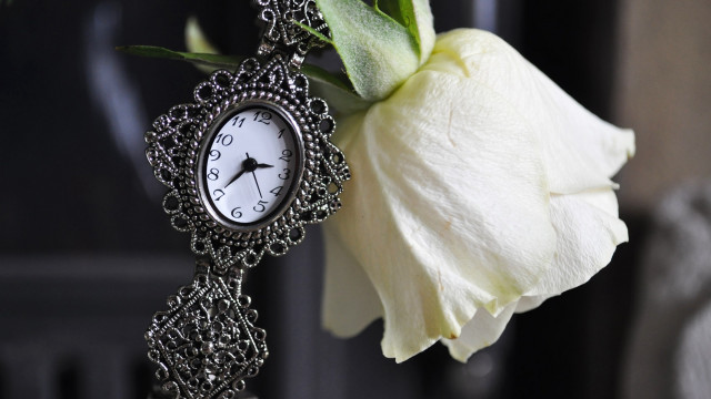 White flower clock wallchain aliceprin free wallpaper - medium preview image