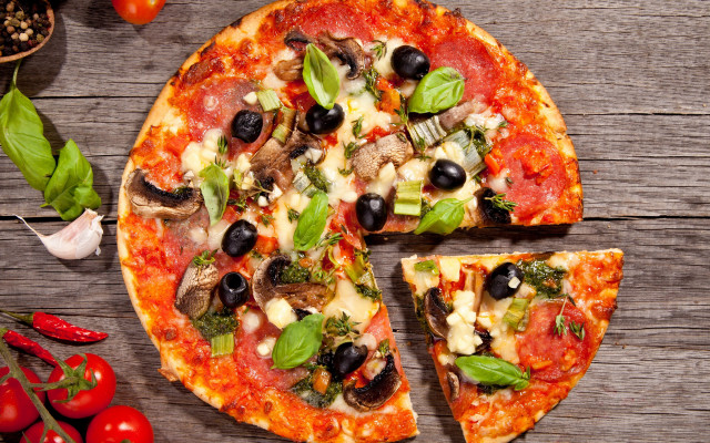 Pizza tomatoes basil knife fork free wallpaper - medium preview image