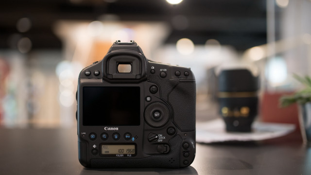 Camera tiltshift bokeh depthoffield phone free wallpaper - medium preview image