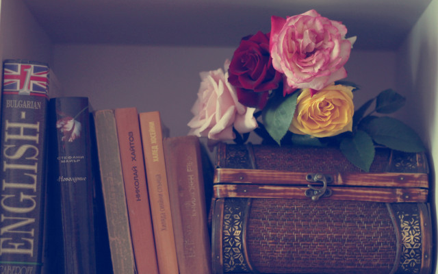 Flower bouquet vase books flags free wallpaper - medium preview image