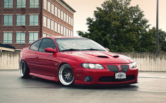Red car tall building 3d free wallpaper - medium preview image