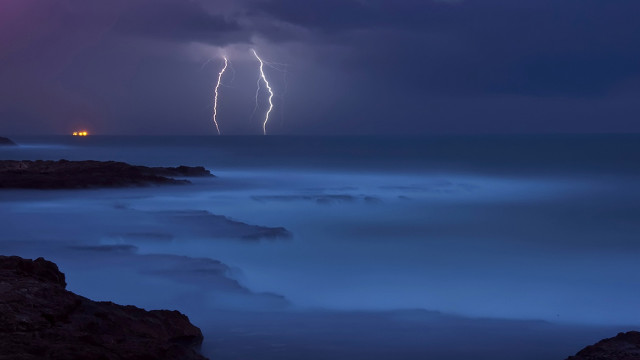 Lightning ocean night orange horizon free wallpaper - medium preview image
