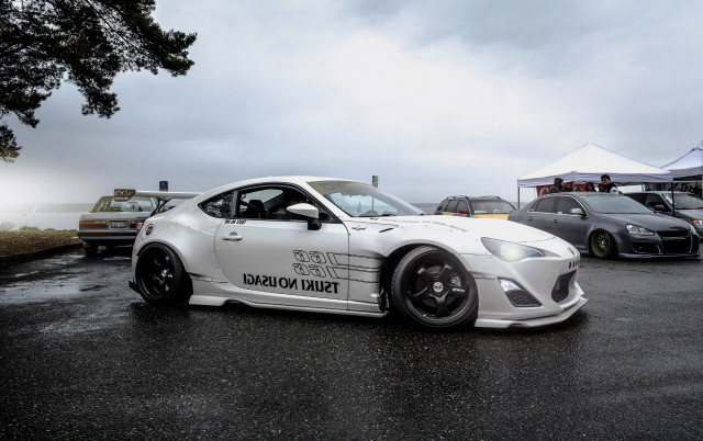 White sports car rainy night free wallpaper - medium preview image