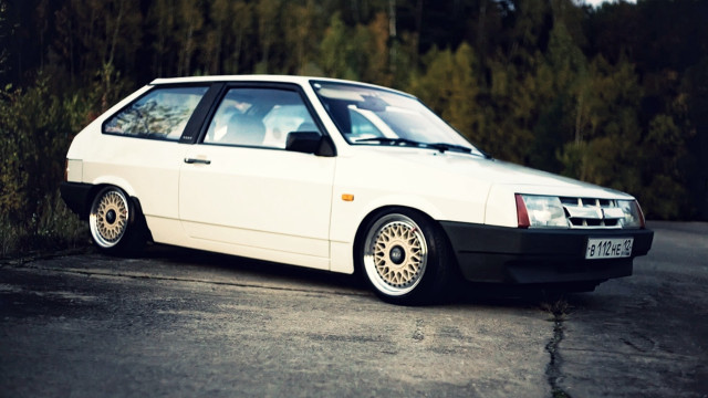 White car parked roadside bush free wallpaper - medium preview image
