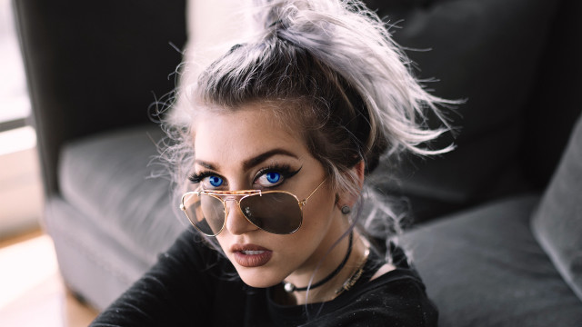 Alice prin blue eyes sunglasses free wallpaper - medium preview image