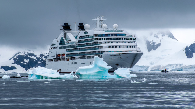 Cruise ship icebergs mountain scenery free wallpaper - medium preview image