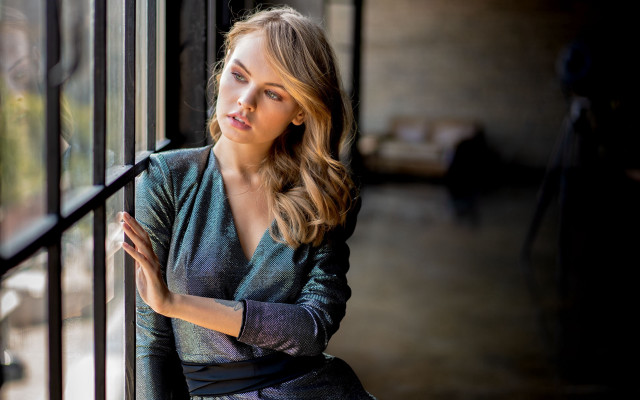 Woman blonde portrait street fashion free wallpaper - medium preview image