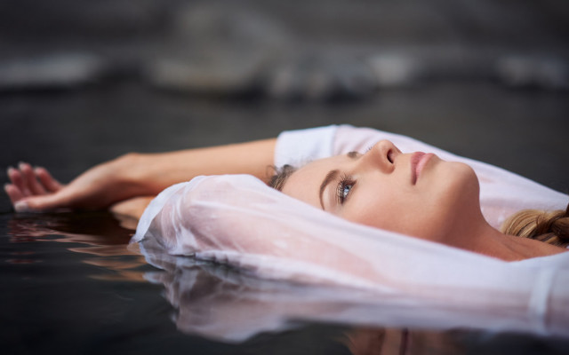 Woman water white dress veil #2 free wallpaper - medium preview image