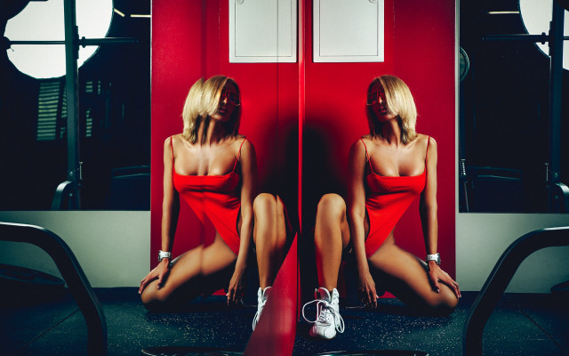 Red dress mirror night star free wallpaper - medium preview image
