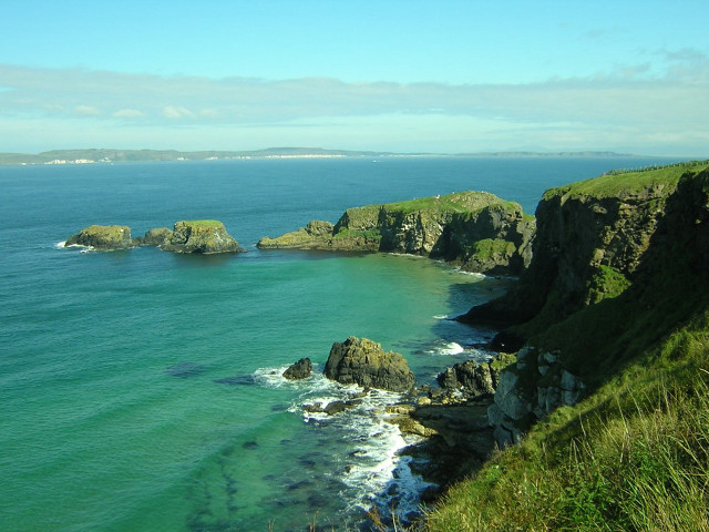 Rocky shore green grass cliff free wallpaper - medium preview image