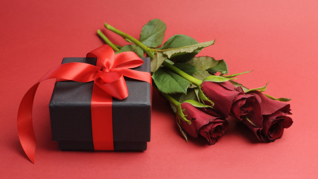 Black box red ribbon rose free wallpaper - medium preview image