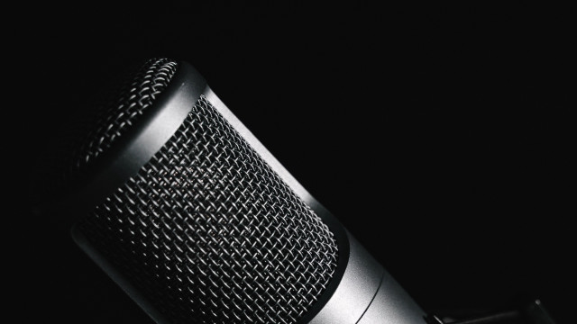 Microphone studio light blush greyscale free wallpaper - medium preview image